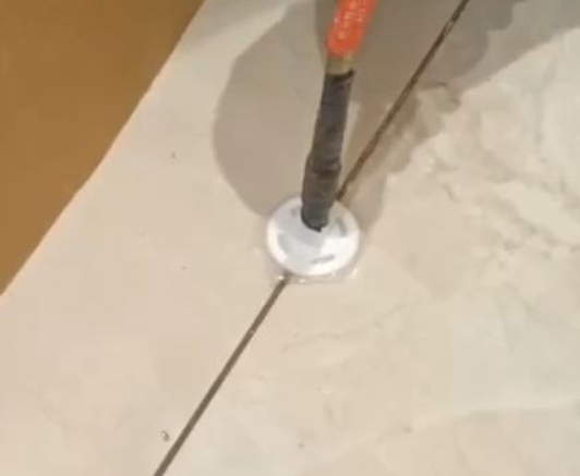 扶风瓷砖空鼓维修公司专业解答瓷砖在铺贴过程中，如果没有涂抹均匀到位的粘结材料（如水泥砂浆或瓷砖胶），可能会导致以下问题