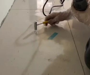 扶风瓷砖开裂维修公司专业分享瓷砖在铺贴前如果没有沥干水分，将会导致以下问题
